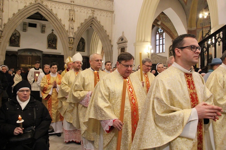 Tarnów. Diecezjalne obchody Dnia Życia Konsekrowanego i złoty jubileusz bp. Władysława Bobowskiego