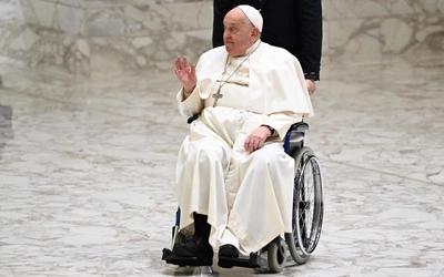 Papież obejmuje Romana - ukraińskie dziecko z połową ciała spaloną przez pociski rakietowe