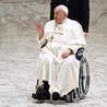 Papież obejmuje Romana - ukraińskie dziecko z połową ciała spaloną przez pociski rakietowe
