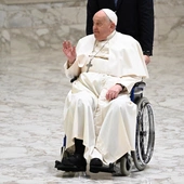 Papież obejmuje Romana - ukraińskie dziecko z połową ciała spaloną przez pociski rakietowe