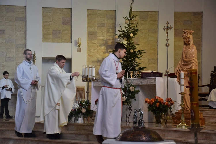 Msza św. poprzedająca umieszczenie figurki MB Królowej Zaspy w kapliczce