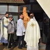Figura Matki Bożej Królowej Zaspy już w kapliczce