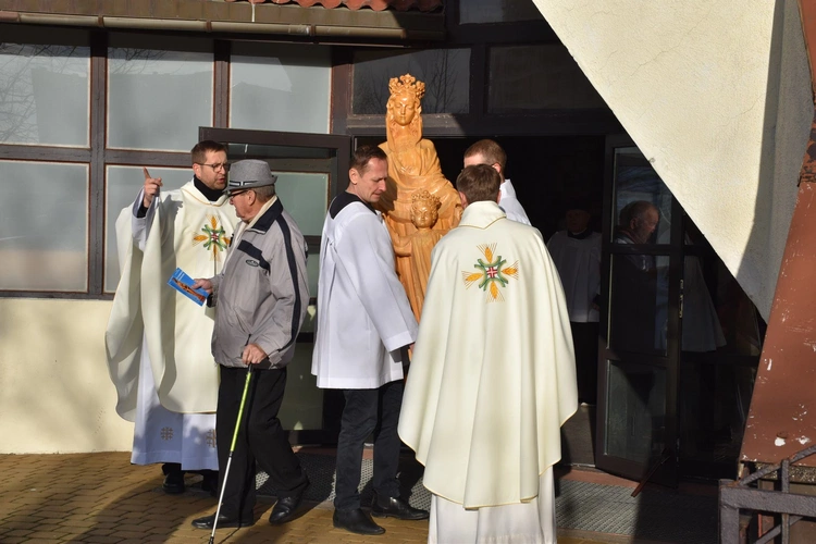 Figura Matki Bożej Królowej Zaspy już w kapliczce