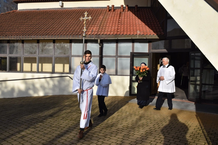 Figura Matki Bożej Królowej Zaspy już w kapliczce