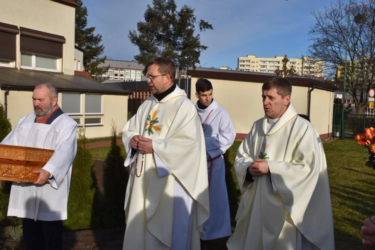 Figura Matki Bożej Królowej Zaspy już w kapliczce
