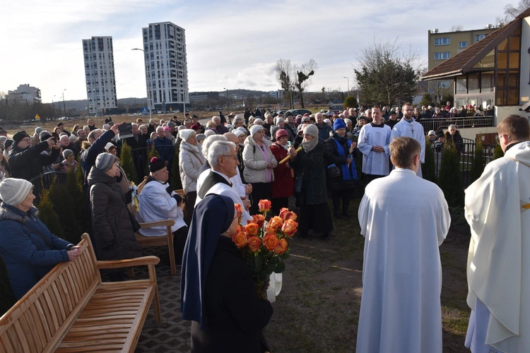 Figura Matki Bożej Królowej Zaspy już w kapliczce