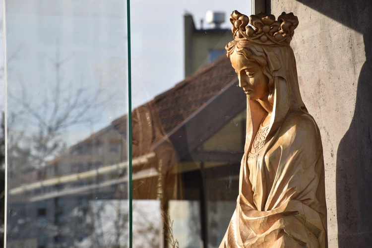 Figura Matki Bożej Królowej Zaspy już w kapliczce