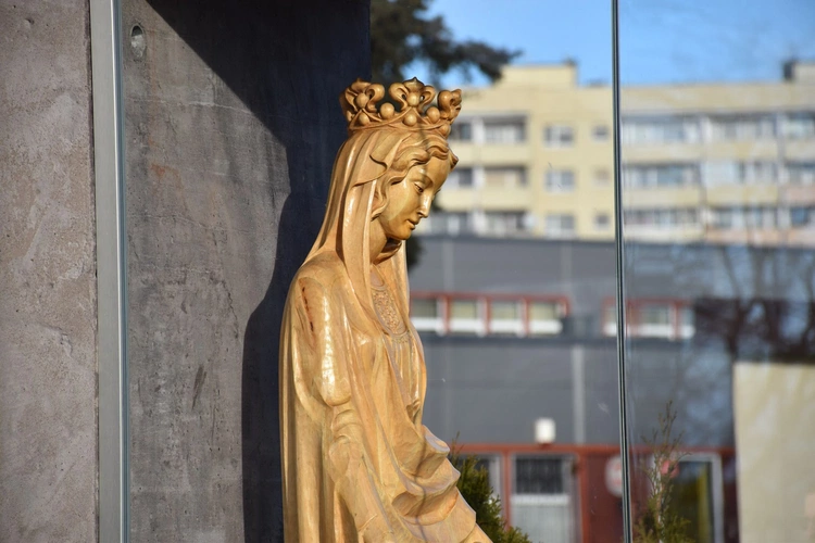 Figura Matki Bożej Królowej Zaspy już w kapliczce