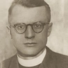 Ocalił 70 jeńców, zginął w obronie dziewcząt. Historia ks. Pawła Kontnego
