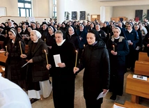 	Sprawowaną w kościele jubileuszowym Mszę św. rozpoczęła procesja ze świecami.