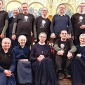 	Chłopcy z opiekunami i gospodarzami w parafii św. Anny w Kopenhadze. 