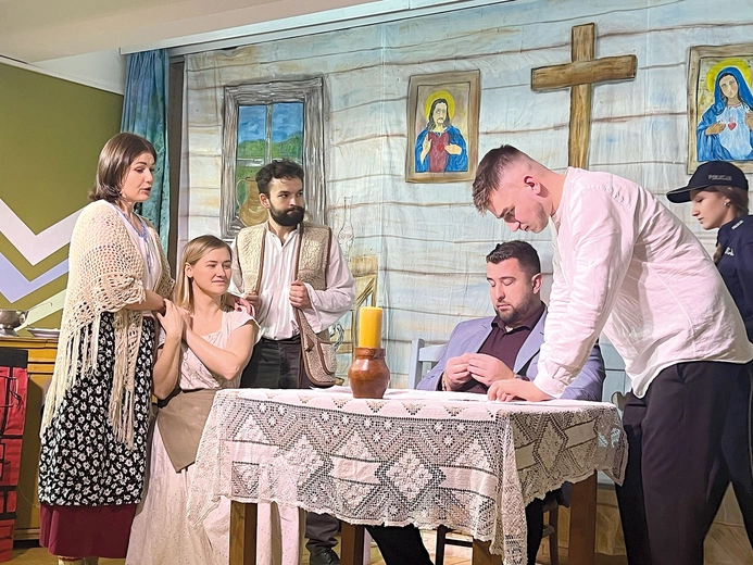 	Jubileuszowy spektakl na scenicznych deskach w szkole. 