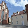 	Świątynia i Dom św. Józefa znajdują się w centrum Głównego Miasta.