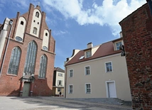 	Świątynia i Dom św. Józefa znajdują się w centrum Głównego Miasta.