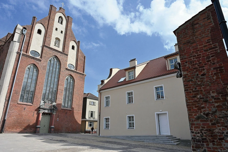 	Świątynia i Dom św. Józefa znajdują się w centrum Głównego Miasta.