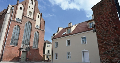 	Świątynia i Dom św. Józefa znajdują się w centrum Głównego Miasta.