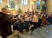 	Uczniowie istebniańskiego artysty ze swoim nauczycielem.