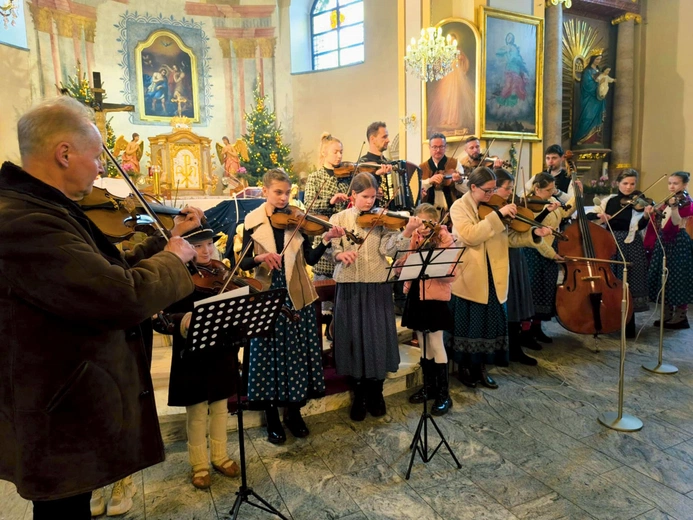 	Uczniowie istebniańskiego artysty ze swoim nauczycielem.