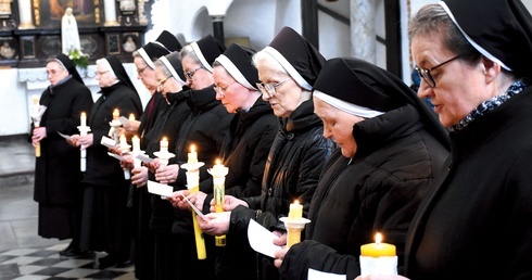 	– To, co zostało wypowiedziane w dniu konsekracji, w dniu złożenia ślubów, to nic innego jak złożenie siebie w ofierze Bogu. To powiedzenie: „Od tej chwili, dobry Boże, możesz dysponować mną według twojej woli” – podkreślił w homilii abp Wojda.