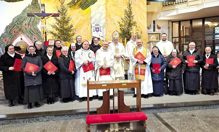 	Jubilaci i ich reprezentanci z biskupami Romanem Pindlem i Piotrem Gregerem.