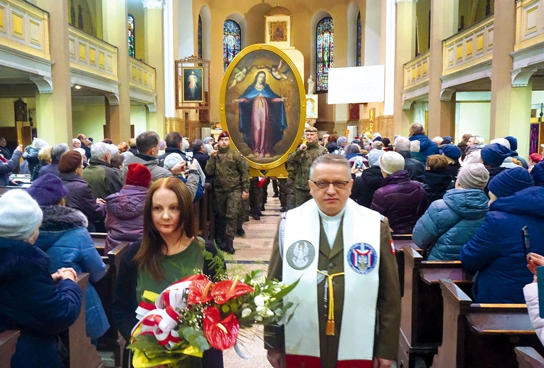 	Pożegnanie obrazu w asyście wojska.
