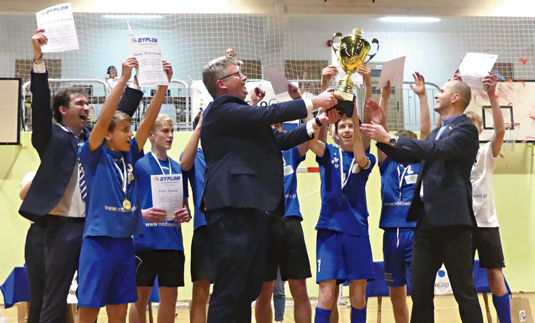 	Tak cieszyli się w ubiegłym roku najlepsi lektorzy młodsi z bielskich Obszarów. Puchar wręczyli im ks. Przemysław Gawlas i ks. Marcin Pomper.