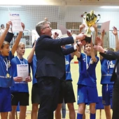 	Tak cieszyli się w ubiegłym roku najlepsi lektorzy młodsi z bielskich Obszarów. Puchar wręczyli im ks. Przemysław Gawlas i ks. Marcin Pomper.