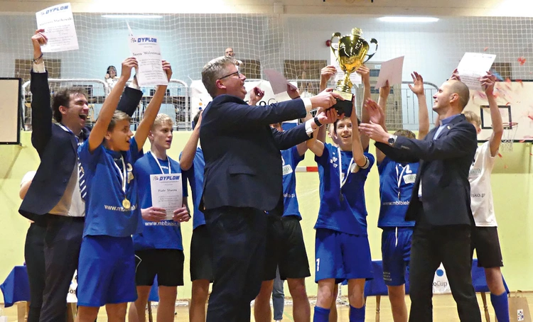 	Tak cieszyli się w ubiegłym roku najlepsi lektorzy młodsi z bielskich Obszarów. Puchar wręczyli im ks. Przemysław Gawlas i ks. Marcin Pomper.