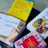 	Każda z książek miała nakład tysiąca egzemplarzy i cieszy się ogromnym zainteresowaniem.