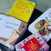 	Każda z książek miała nakład tysiąca egzemplarzy i cieszy się ogromnym zainteresowaniem.