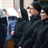 	Ta posługa to także różnorodność strojów.