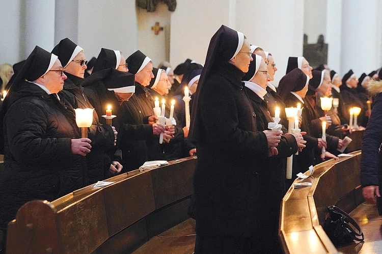 	Zgromadzone w świątyni  osoby konsekrowane odnowiły wobec biskupa akt konsekracji.