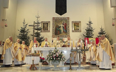 	Przy ołtarzu stanęli m.in. kapłani związani z parafią. 