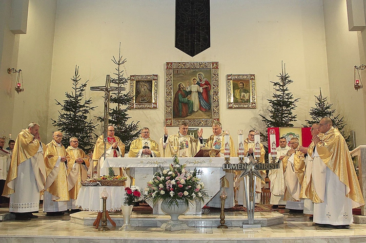 	Przy ołtarzu stanęli m.in. kapłani związani z parafią. 