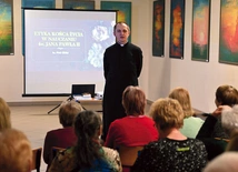 	Ks. dr Piotr Skiba podczas wykładu.