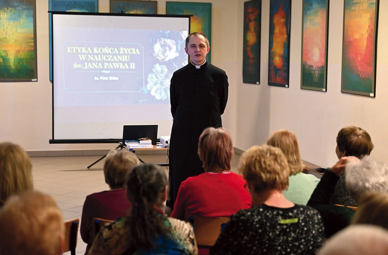 	Ks. dr Piotr Skiba podczas wykładu.