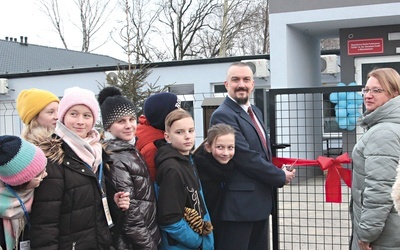 	Po Mszy św. nastąpiło przecięcie wstęgi i poświęcenie nowego budynku szkoły. 