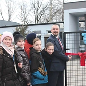 	Po Mszy św. nastąpiło przecięcie wstęgi i poświęcenie nowego budynku szkoły. 