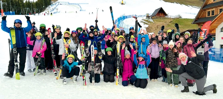 Uczestnicy chętnie korzystają z zimowych atrakcji.