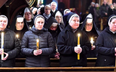 Po homilii osoby życia konsekrowanego odnowiły śluby i przyrzeczenia.
