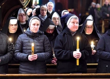 Po homilii osoby życia konsekrowanego odnowiły śluby i przyrzeczenia.