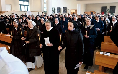 Sprawowaną w kościele jubileuszowym Mszę św. rozpoczęła procesja ze świecami.