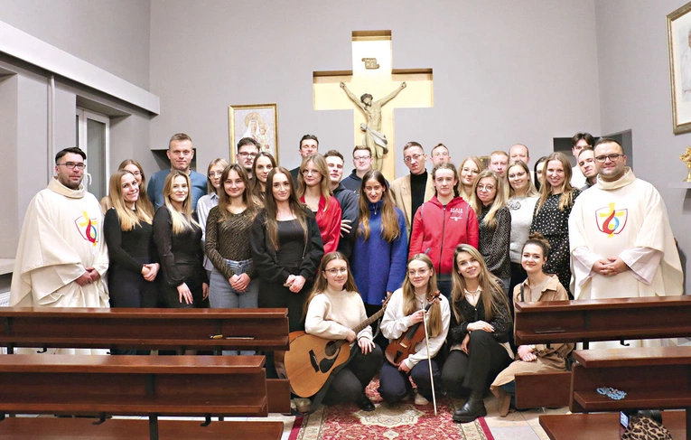 W kaplicy seminaryjnej z księżmi Adrianem Jakubiakiem, duszpasterzem akademickim, i Mariuszem Chamerskim, diecezjalnym duszpasterzem młodzieży.