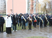 Modlitwę różańcową mężczyźni odmówili na osiedlu przy ul. Pawiej.