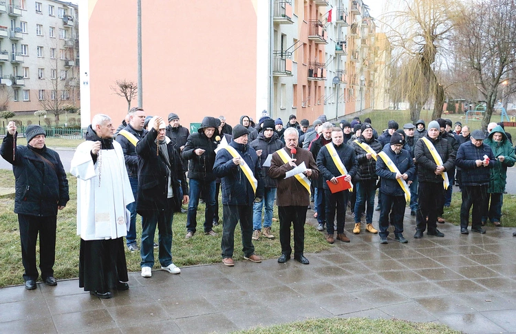 Modlitwę różańcową mężczyźni odmówili na osiedlu przy ul. Pawiej.