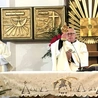 Mszę św. sprawowali ks. Tomasz Janicki (z prawej) i ks. Stanisław Nowak.
