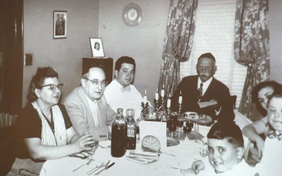 Rodzina żydowska przy stole w przedwojennym Rozwadowie.