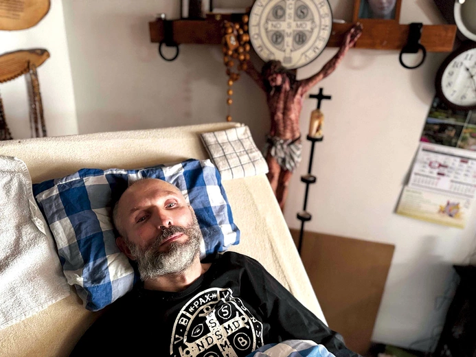 Tomasz od 25 lat jest przykuty do łóżka.