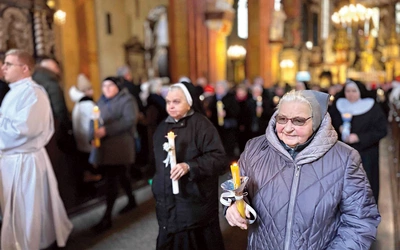 Na początku Eucharystii wierni przeszli w procesji ze świecami.