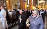Na początku Eucharystii wierni przeszli w procesji ze świecami.